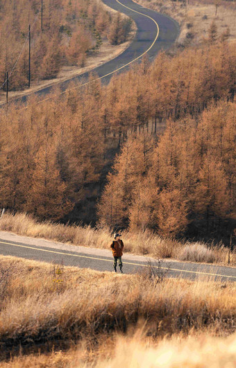 年轻女子旅行探险女人<strong>旅游目的地</strong>氛围影相