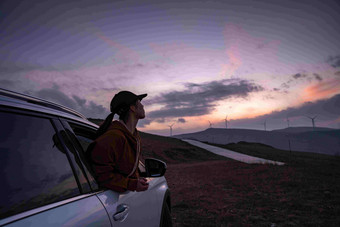 年轻女人<strong>自驾游</strong>