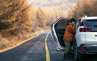 徒步旅行的年轻女子搭车