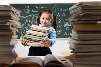 搬着沉重课本的小学女生东亚高清场景