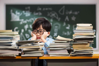 学生作业苦恼小学生家庭作业高端镜头