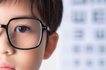 戴眼镜的小学男生活力高清图片