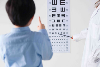 小学男生测视力医生氛围照片
