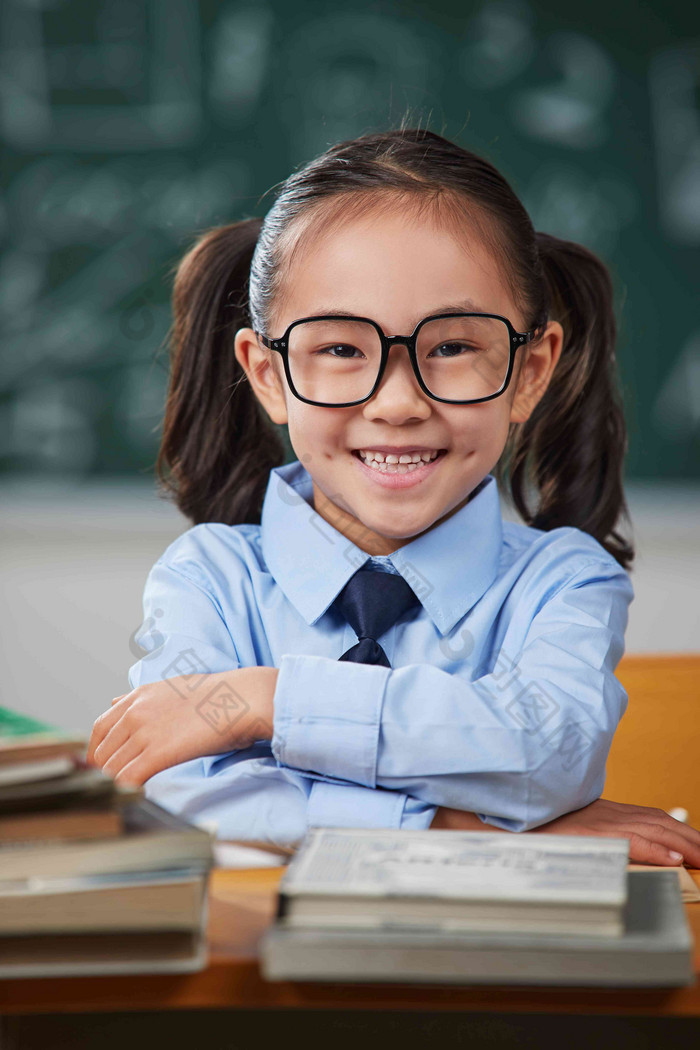 戴眼镜的小学女生半身像清晰照片 上课学习