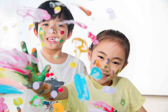 手上涂满颜料的小学生