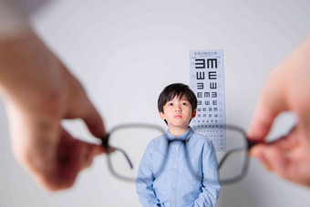 需要佩戴眼镜的小学男生东方人照片