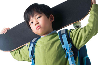 举着滑板的小男孩健康高质量影相