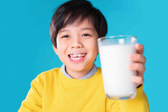 快乐的小男孩喝牛奶户内氛围摄影