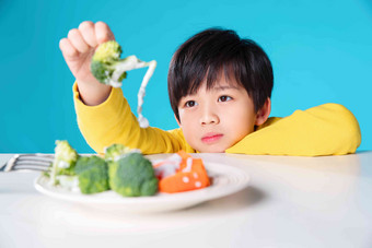 小男孩吃蔬菜