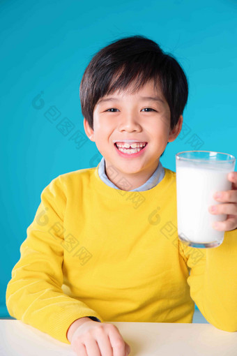 快乐的小男孩喝牛奶