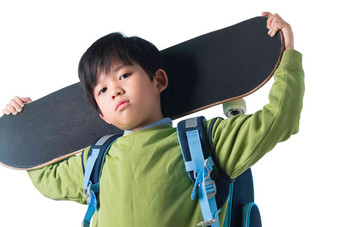 举着滑板的小男孩仅儿童镜头
