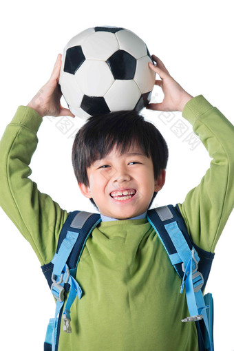 一个男孩把足球放在头顶训练高质量照片