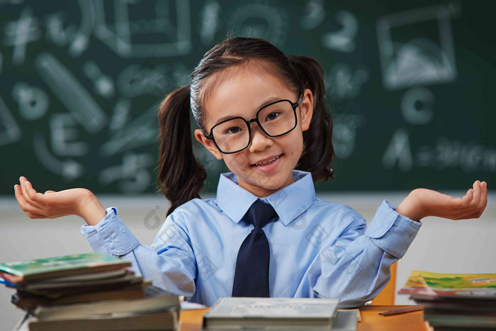 戴眼镜的小学女生课本照片 上课学习