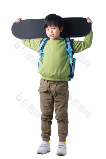 拿着滑板的小男孩无忧无虑高端图片