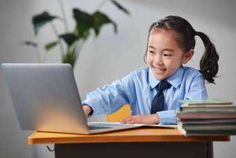 小学女生在线上网课东亚高端照片