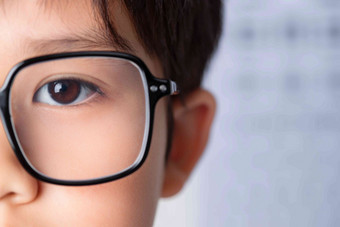 戴眼镜的小学男生