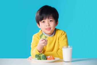 快乐的小男孩吃蔬菜成长高端素材