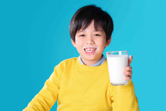 <strong>快乐</strong>的小男孩喝牛奶