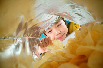 吃薯片的小男孩学龄儿童照片