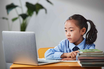 小学女生在线上网课空中课堂高质量素材