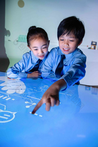 学生课堂上女孩信心现<strong>代写</strong>实场景