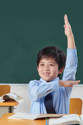 课堂上的小学生举手回答问题东亚高清摄影