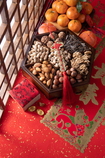 桔子和中式坚果果盘新年高清相片