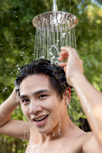 年轻男人在户外淋浴洗头纯洁高清场景