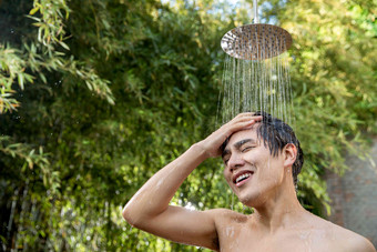 年轻男人在户外淋浴洗头流动高清镜头