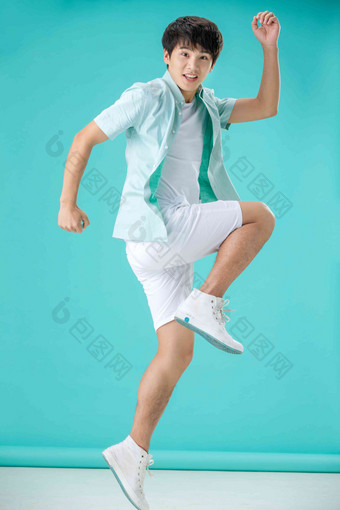 积极向上跳跃的年轻男人休闲写实图片