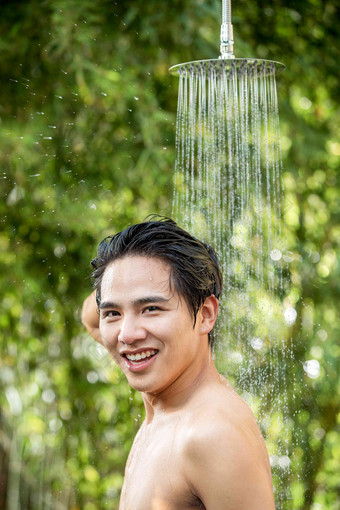 年轻男人在户外淋浴洗头青年人氛围拍摄
