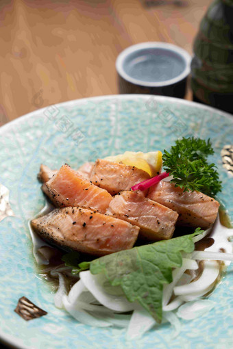 日式三文鱼饮食氛围照片