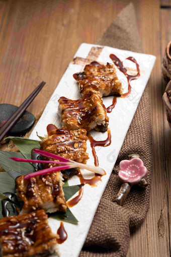 日本料理烤鳗鱼组物体摄影图