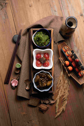 日本料理小菜整齐的写实拍摄