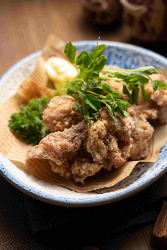 日式炸鸡块膳食清晰图片