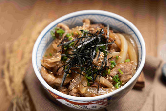 日式牛肉饭美味高清相片