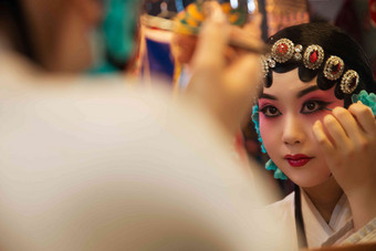 京剧表演者舞台妆照镜子亚洲人东方人写实相片