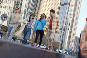 青年人逛街步行东亚幸福素材