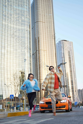快乐情侣跑车东亚建筑高端摄影图