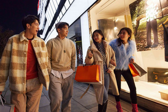 快乐朋友逛街兴奋中国购物街图片
