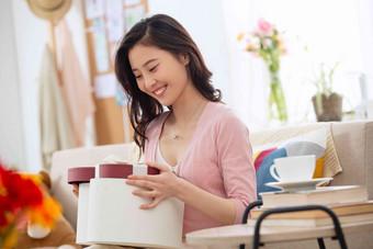 青年女人收到礼物