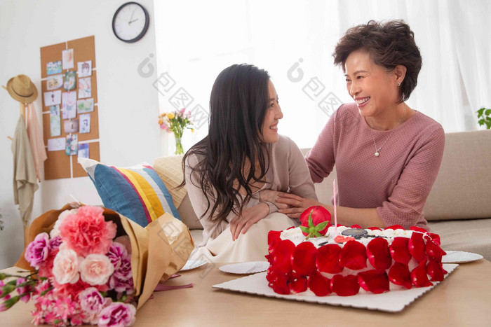 幸福母女过生日相伴清晰场景