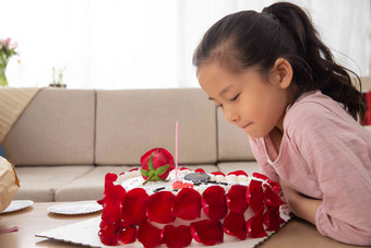 快乐小女孩和蛋糕蜡烛清晰摄影