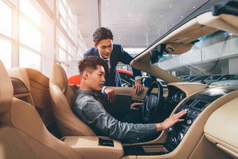 汽车销售人员坐着顾客奢华高端摄影图