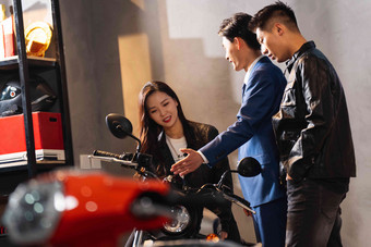 摩托车销售人员为青年伴侣介绍