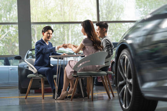 汽车销售人员和青年夫妇握手顾客高质量照片