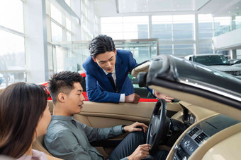 汽车销售人员中国咨询信心高质量相片