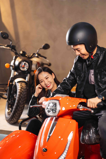 青年伴侣挑选摩托车