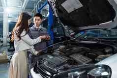 汽车维修保养人员和顾客沟通