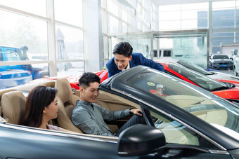 汽车销售人员中国决定彩色图片高清镜头